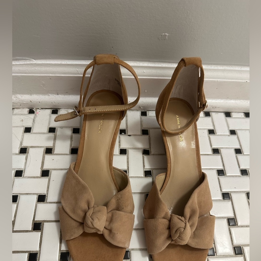 Ann Taylor Brown Suede Bow Sandals